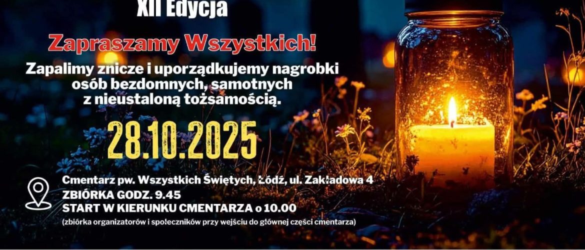 Grafika promująca XII edycję akcji „Światełko Pamięci”. Na ciemnym tle widać zapalony znicz w szklanym lampionie stojący na trawie, otoczony jesiennymi liśćmi. Po lewej stronie znajduje się tekst: „Światełko Pamięci – XII Edycja. Zapraszamy wszystkich! Zapalimy znicze i uporządkujemy nagrobki osób bezdomnych, samotnych z nieustaloną tożsamością. 28.10.2025. Cmentarz pw. Wszystkich Świętych, Łódź, ul. Zakładowa 4. Zbiórka godz. 9:45, start w kierunku cmentarza o 10:00 (zbiórka organizatorów i społeczników przy wejściu do głównej części cmentarza)”. Na dole widoczne są logotypy patronów honorowych, partnerów i patronów medialnych.