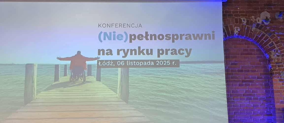 „Ekran projekcyjny na tle ceglanej ściany z wyświetlonym slajdem konferencji pt. ‘(Nie)pełnosprawni na rynku pracy’, Łódź, 6 listopada 2025 r. Na slajdzie widoczna osoba na wózku inwalidzkim na drewnianym pomoście nad wodą.”