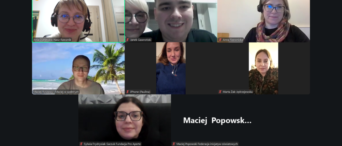 Zrzut ekranu przedstawia wideospotkanie online osób zaangażowanych w działania Inicjatywy „Nasz Rzecznik”. Uczestnicy są połączeni z różnych lokalizacji i wyświetleni w formie siatki na ekranie platformy do spotkań zdalnych. Przy każdej osobie widoczne są podpisy z imieniem oraz nazwą organizacji lub inicjatywy. Część uczestników ma włączony mikrofon, część pozostaje wyciszona. Spotkanie dotyczy działań rzeczniczych, edukacji włączającej oraz ochrony praw osób uczniowskich.