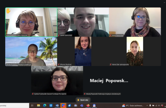 Zrzut ekranu przedstawia wideospotkanie online osób zaangażowanych w działania Inicjatywy „Nasz Rzecznik”. Uczestnicy są połączeni z różnych lokalizacji i wyświetleni w formie siatki na ekranie platformy do spotkań zdalnych. Przy każdej osobie widoczne są podpisy z imieniem oraz nazwą organizacji lub inicjatywy. Część uczestników ma włączony mikrofon, część pozostaje wyciszona. Spotkanie dotyczy działań rzeczniczych, edukacji włączającej oraz ochrony praw osób uczniowskich.